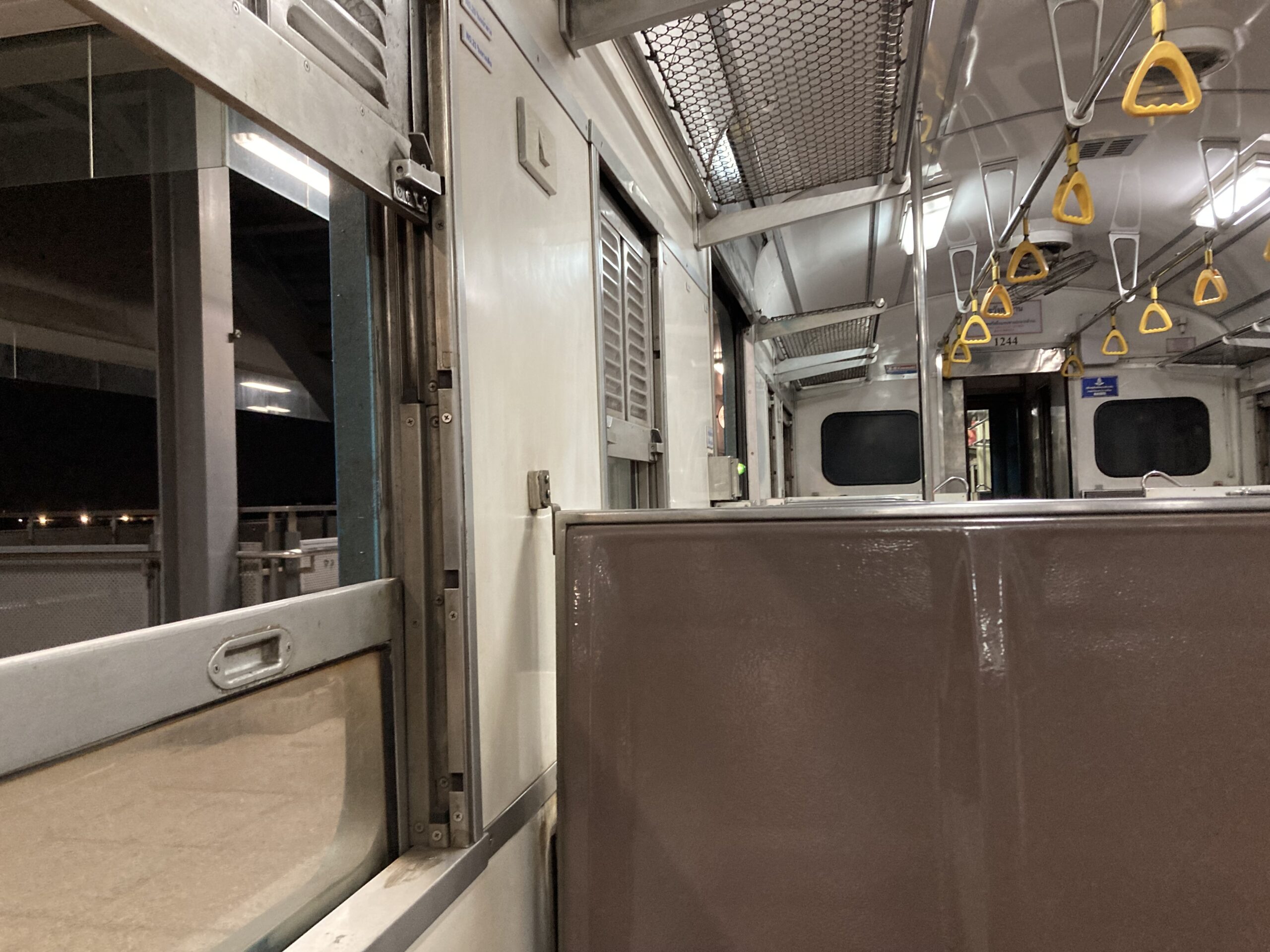 ドンムアン空港からアユタヤへ行く電車内の様子