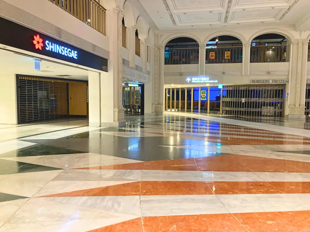 セントラルシティから高速バスターミナル乗り場へのルート① 新世界百貨店の入り口