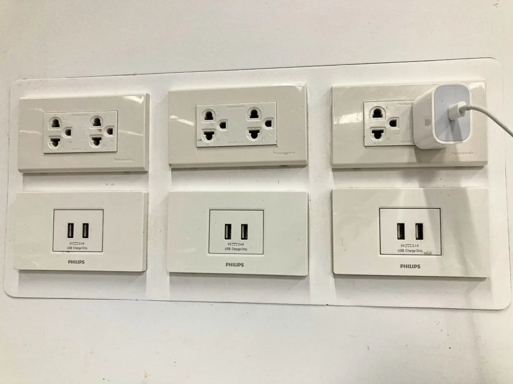 ドンムアン空港1階 エレベーター横の無料の充電スポット コンセントの種類