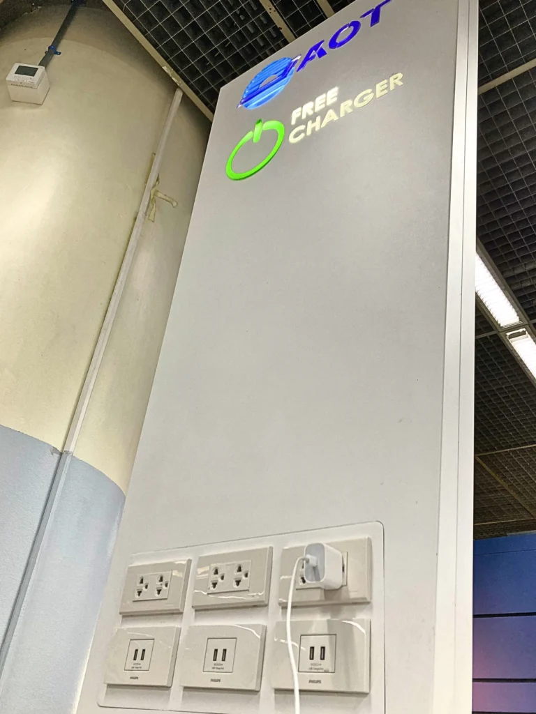 ドンムアン空港1階 エレベーター横の無料の充電スポット