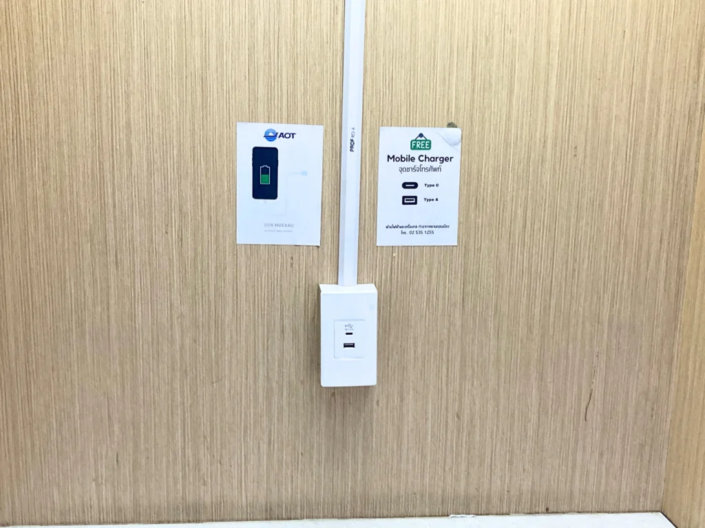 ドンムアン空港1階 トイレ横の無料の充電スポット コンセントの種類