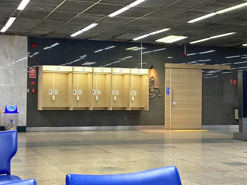 ドンムアン空港1階 トイレ横の無料の充電スポット