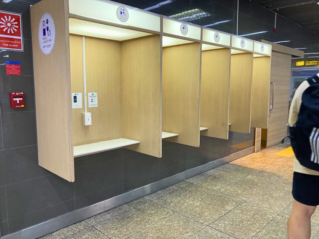 ドンムアン空港1階 トイレ横の無料の充電スポット