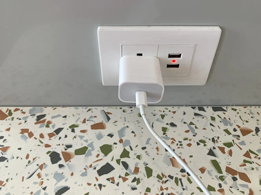 ドンムアン空港出発ゲート内にある無料の充電スポット コンセントの種類