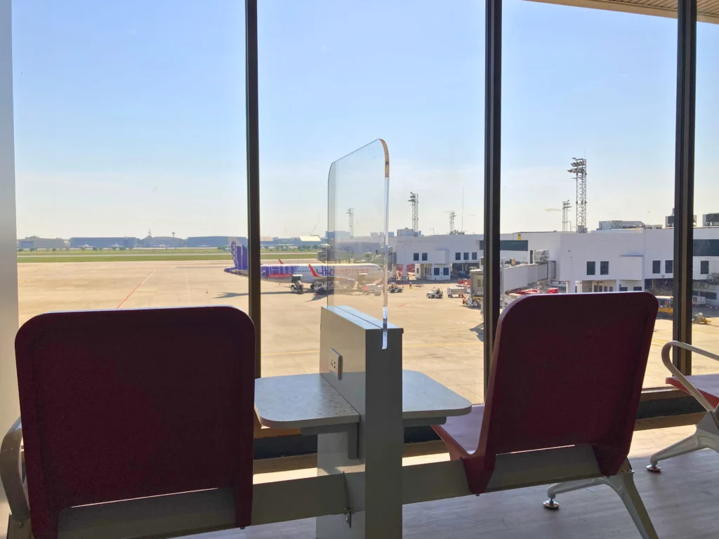 ドンムアン空港出発ゲート内にある無料の充電スポット