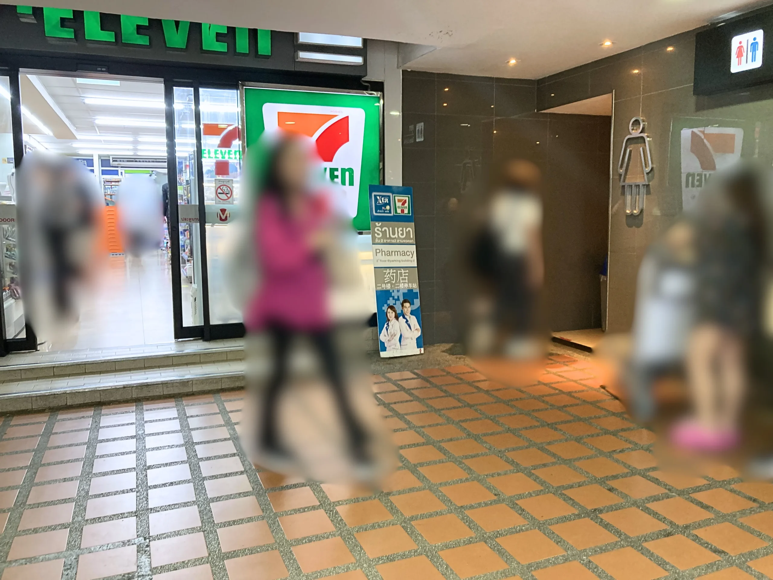 ドンムアン空港マジックフードパーク横のセブンイレブンとトイレ