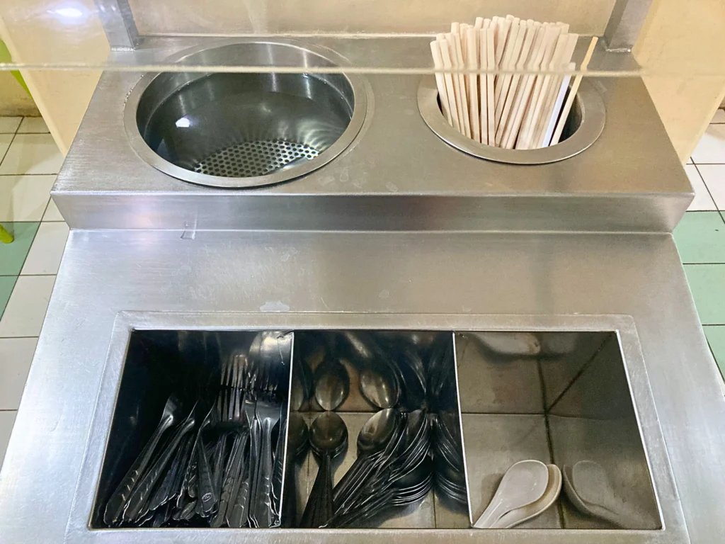 ドンムアン空港マジックフードパークで提供される食器類