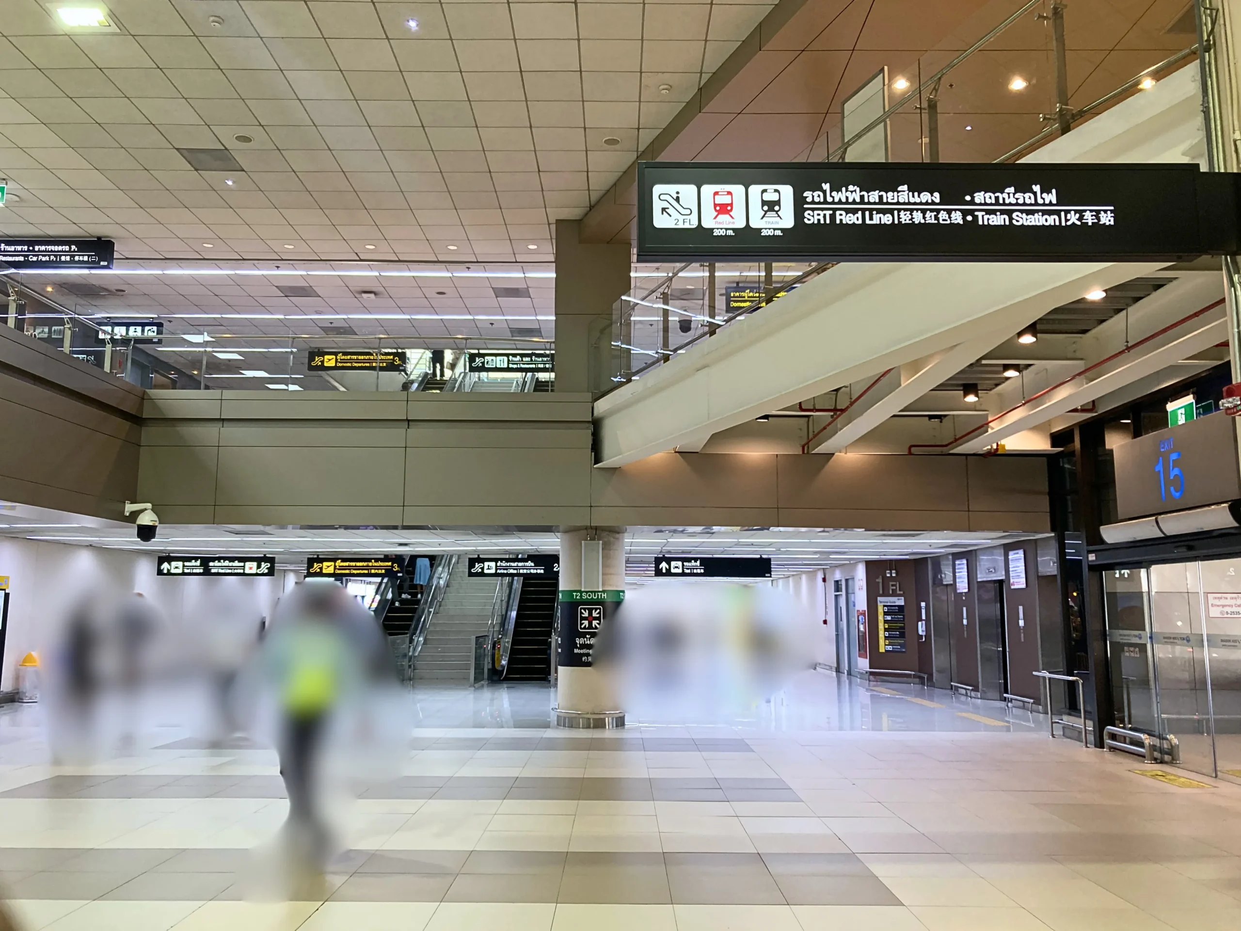 ドンムアン空港第2ターミナルからSRTレッドラインへ向かうエレベーター