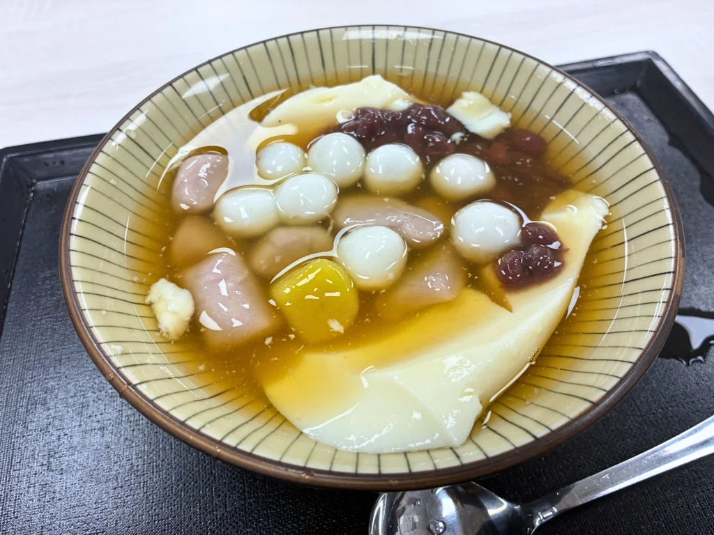 豆花荘の三式豆花の紅豆・芋圓・黒心白玉(温)