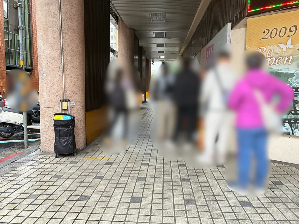 阜杭豆漿のビル前にできた行列　混雑具合