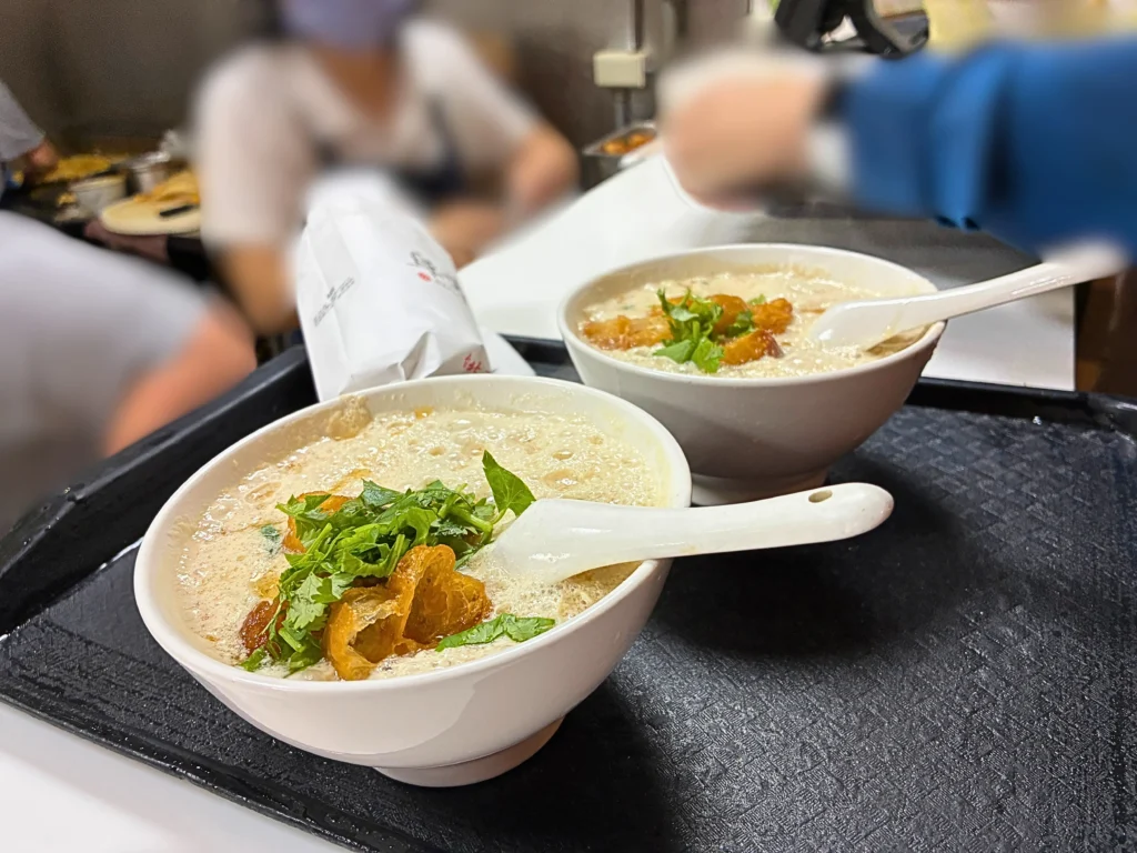 阜杭豆漿　注文カウンターで料理受け取る時の様子