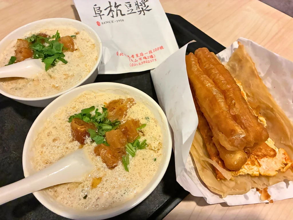 阜杭豆漿の人気メニュー「鹹豆漿」と「薄蛋夾油條」