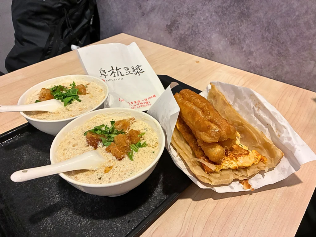 阜杭豆漿の人気メニュー「鹹豆漿」と「薄蛋夾油條」