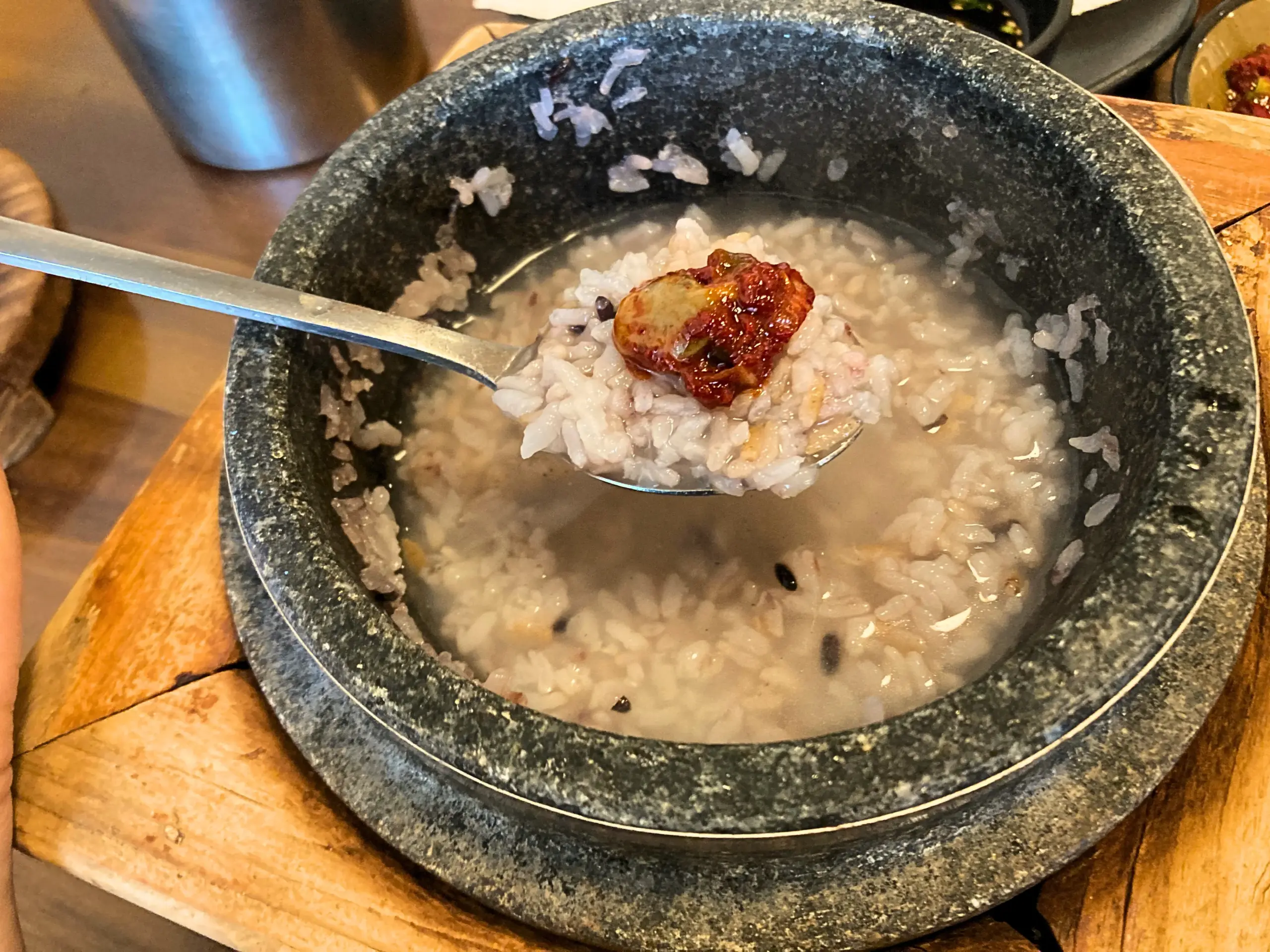 【韓国／清州】チュオタンの名店「ハルモニチュオタン（할머니 추어탕）」のおこげスープと牡蠣キムチ