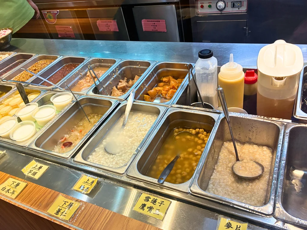 台北・寧夏夜市近くにある古早味豆花のトッピング