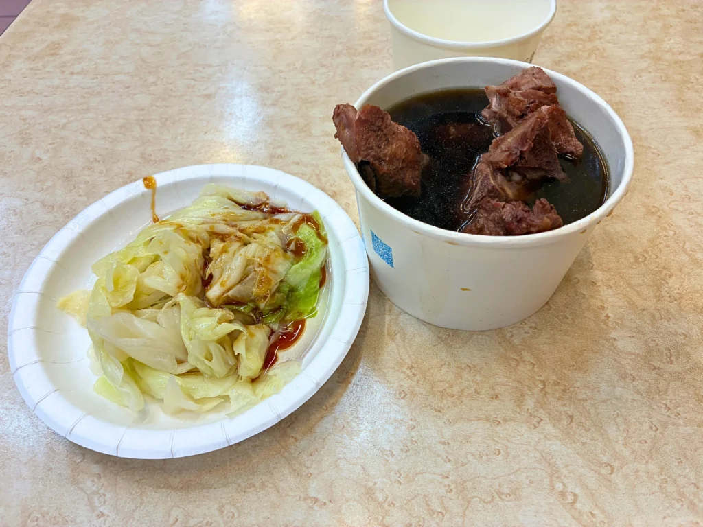 「海友十全排骨」の薬膳牛肉スープ「十全藥燉排骨」と「燙青菜」