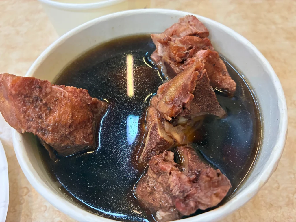 「海友十全排骨」の看板メニュー「十全藥燉排骨」