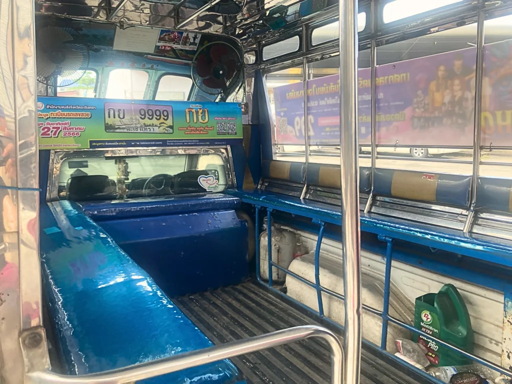ワット サマーン ラッタナーラームに向かうソンテウの車内