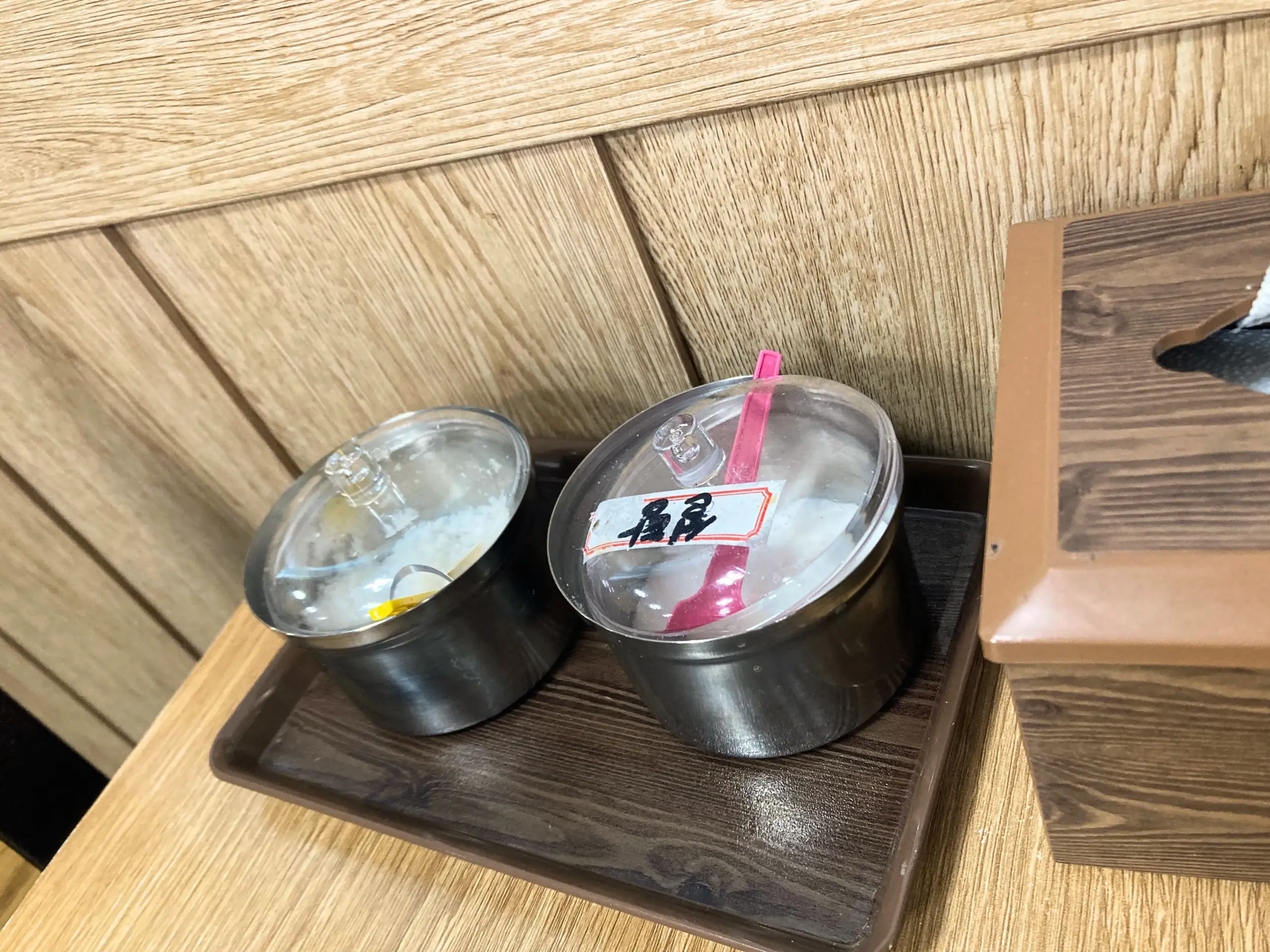 韓国・清州のコングクスの名店「コンガネ（콩가내）」の席にある調味料