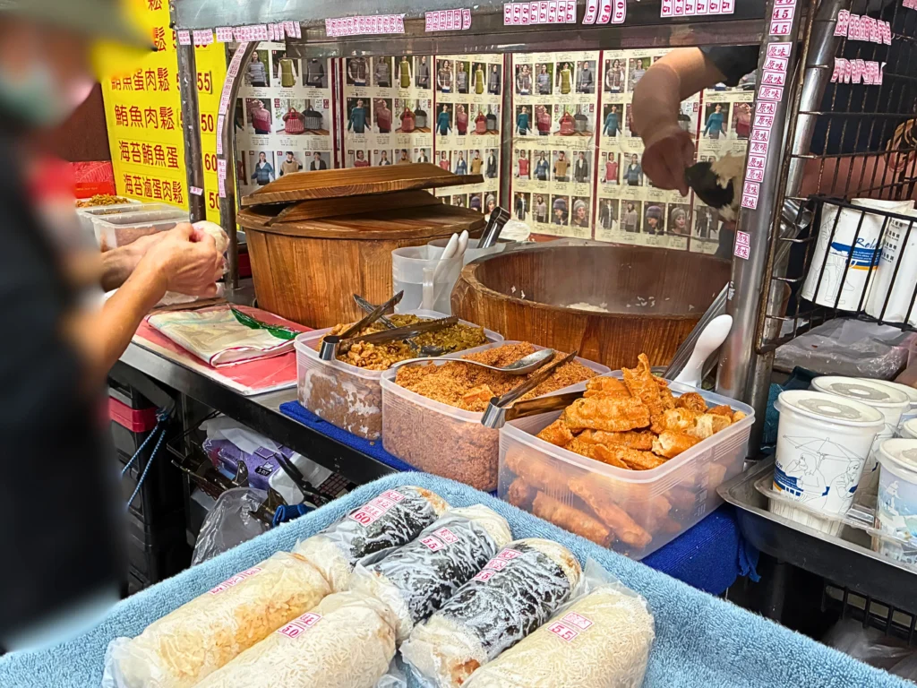 台北・青島飯糰　飯糰を作ってくれている様子