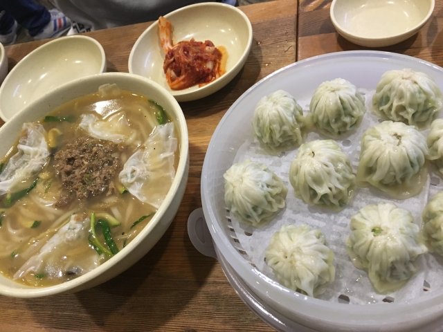 明洞餃子のカルグクスとマンドゥのセット