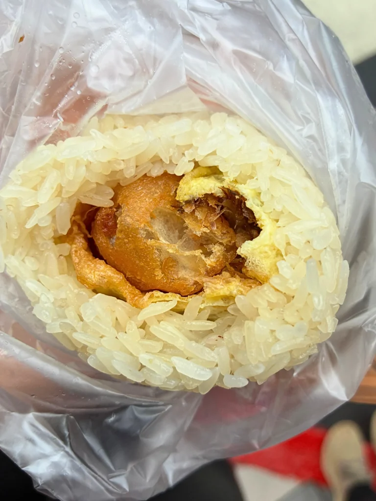 台北・青島飯糰の「綜合肉鬆飯糰」