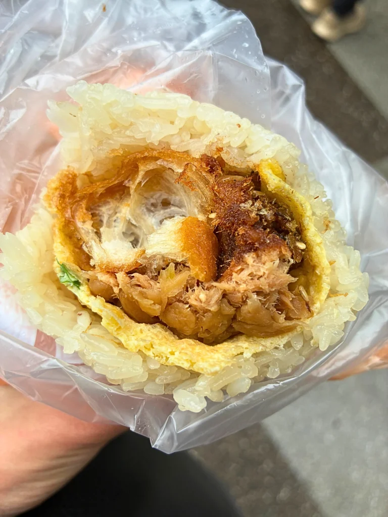 台北・青島飯糰の「綜合肉鬆飯糰」の具材