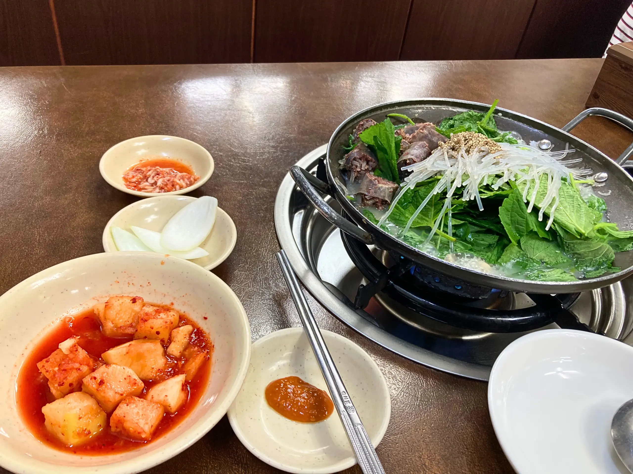 韓国・清州のスンデ専門店「セガドクスンデ（새가덕순대）」のコプチャン鍋　調理前