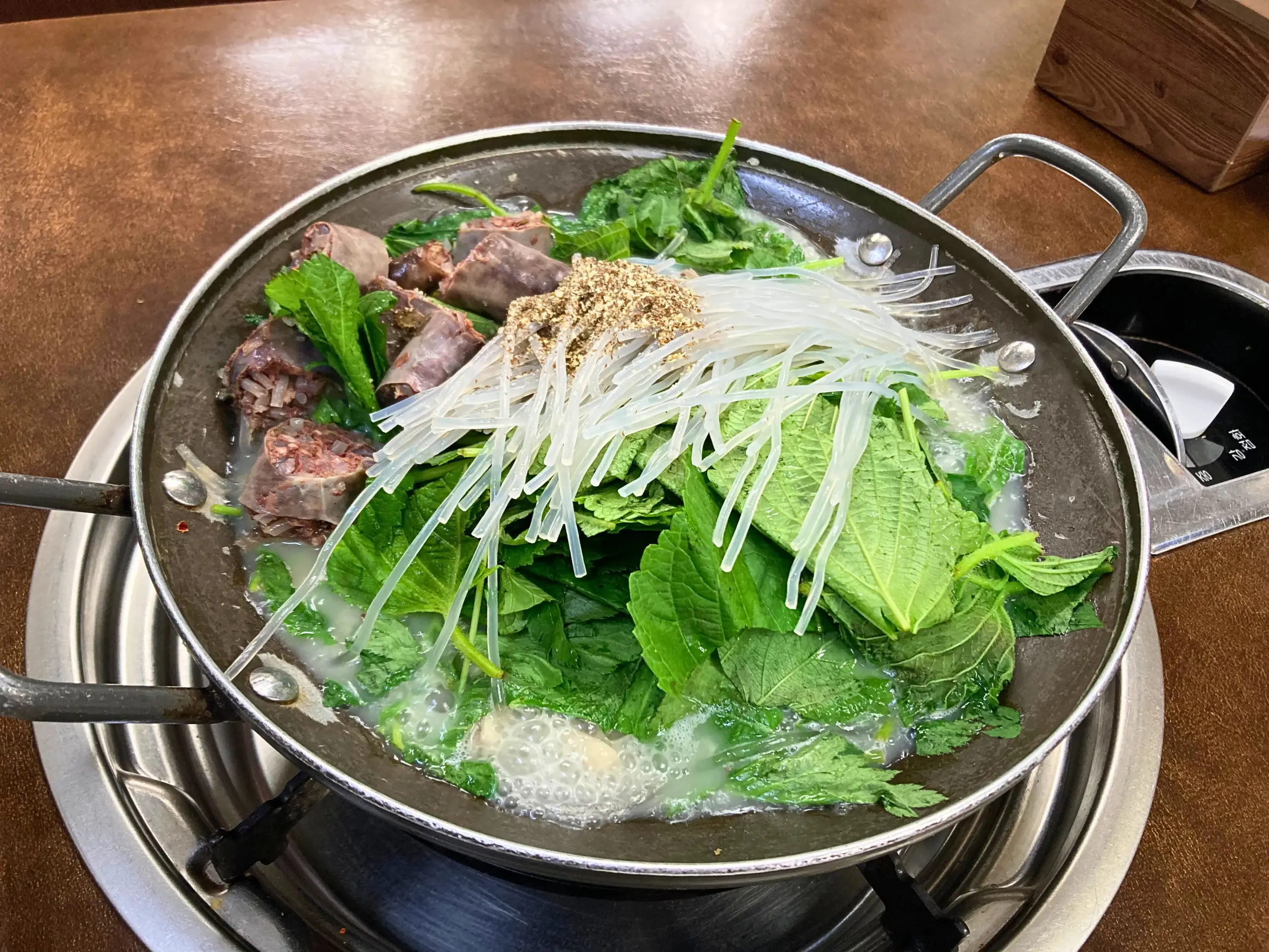 韓国・清州のスンデ専門店「セガドクスンデ（새가덕순대）」のコプチャン鍋　調理前