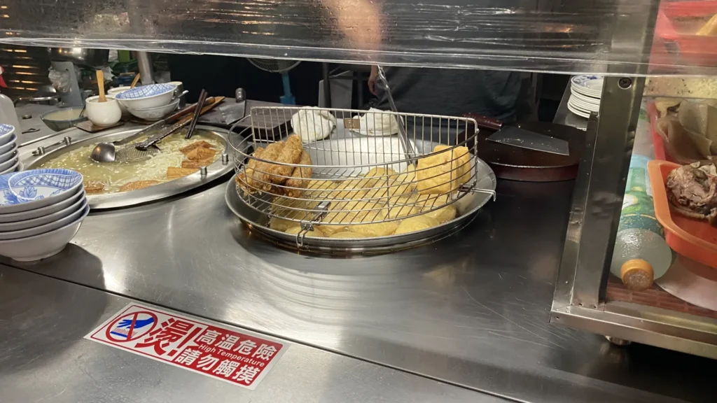 台湾名物「臭豆腐」の調理風景