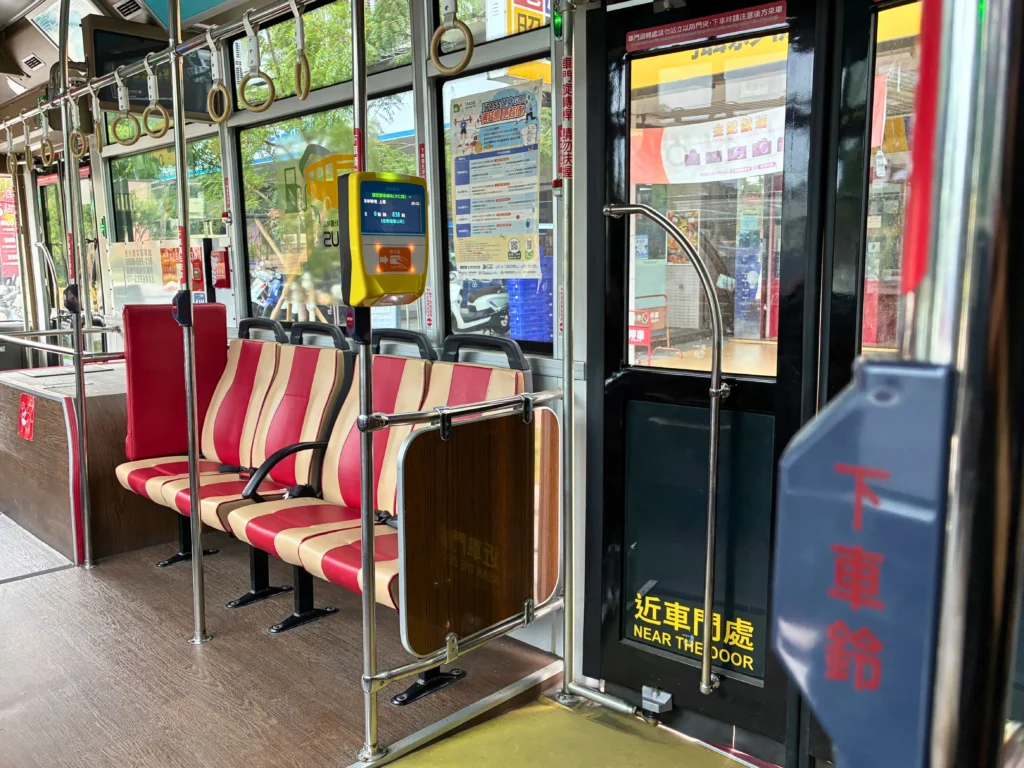 台湾バスの降車口付近に設置されているICカードリーダーの位置