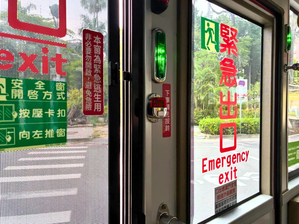 台湾バスの車内に設置された降車ボタン（下車鈴）