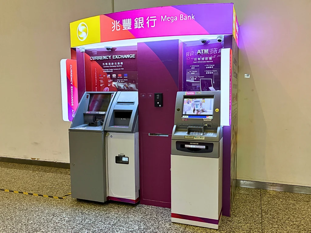 桃園空港　荷物を受け取りに向かう途中の「24時間自動両替機」