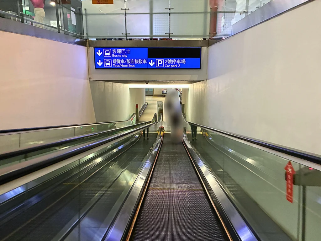 桃園空港　バス乗り場への道順　1階に降りるエスカレーター