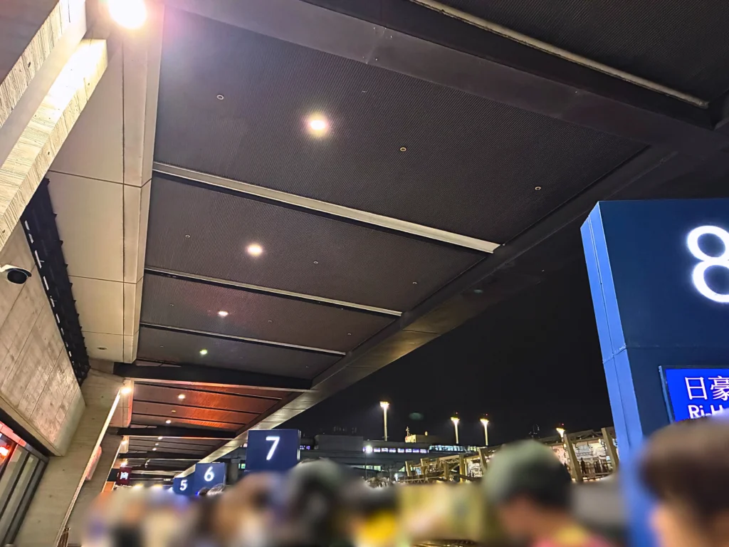 桃園空港　バス乗り場の土曜日深夜の混み具合