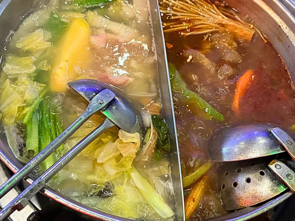 台北・中山にある天外天精緻麻辣火鍋の火鍋（酸菜鍋と麻辣鍋）