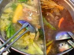 台北・中山にある天外天精緻麻辣火鍋の火鍋(酸菜鍋と麻辣鍋)