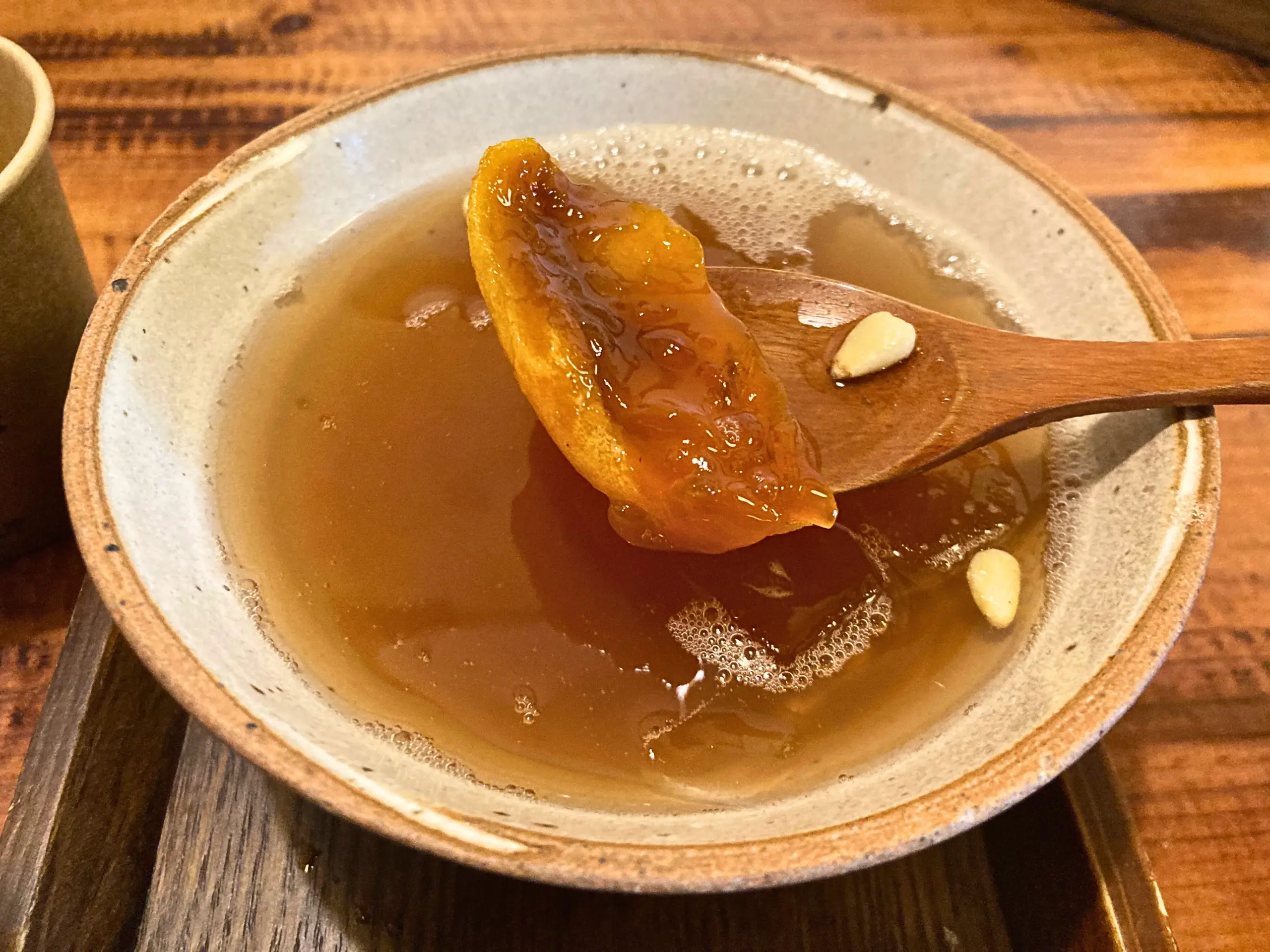 ソウル・仁寺洞でにある伝統茶が楽しめるカフェ「Tteuran（テルアン）」の水正果に入っている干し柿