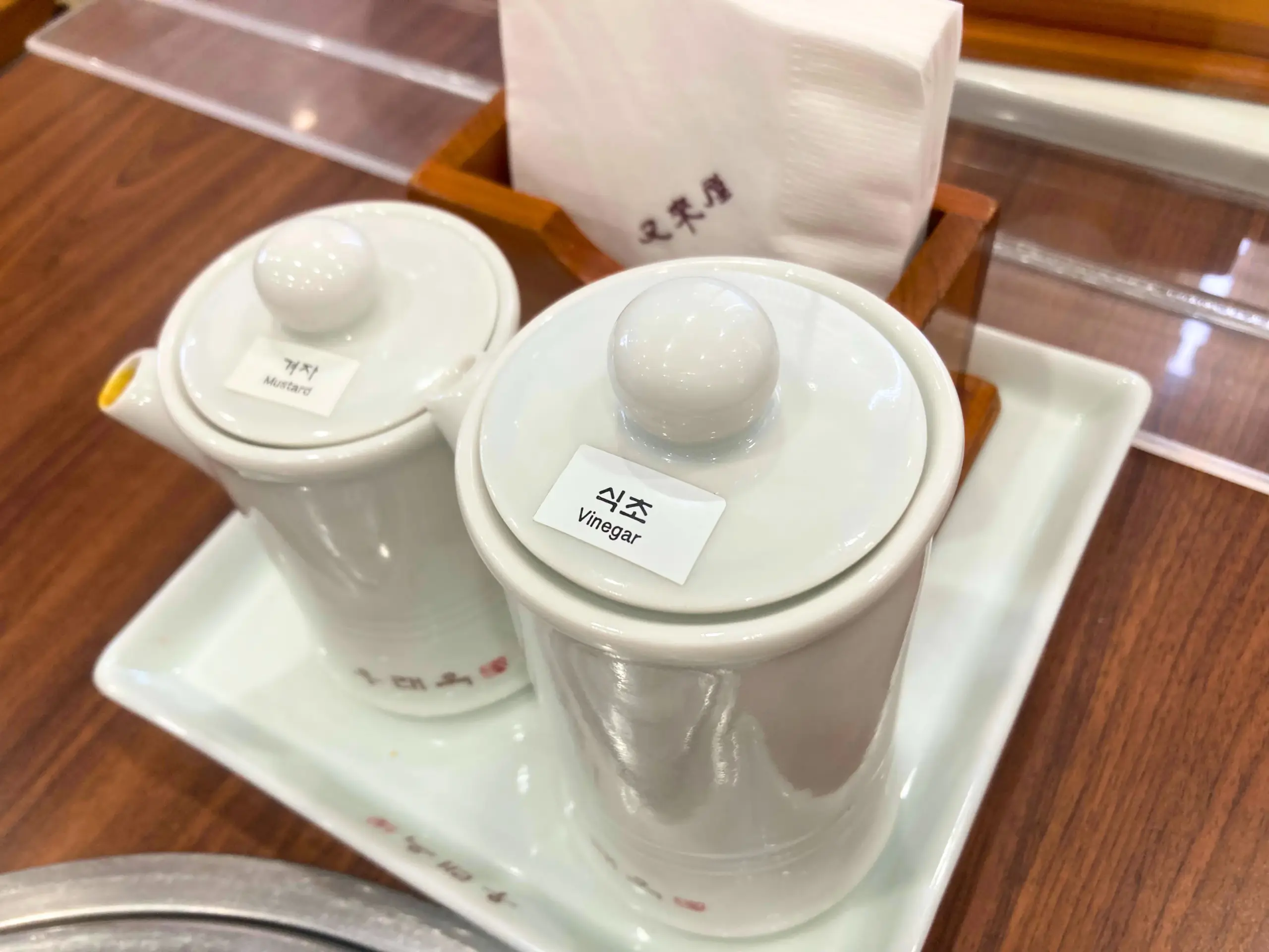 韓国ソウル・乙支路にある明洞にある冷麺の老舗又来屋（ウレオク）の卓上に置かれている調味料