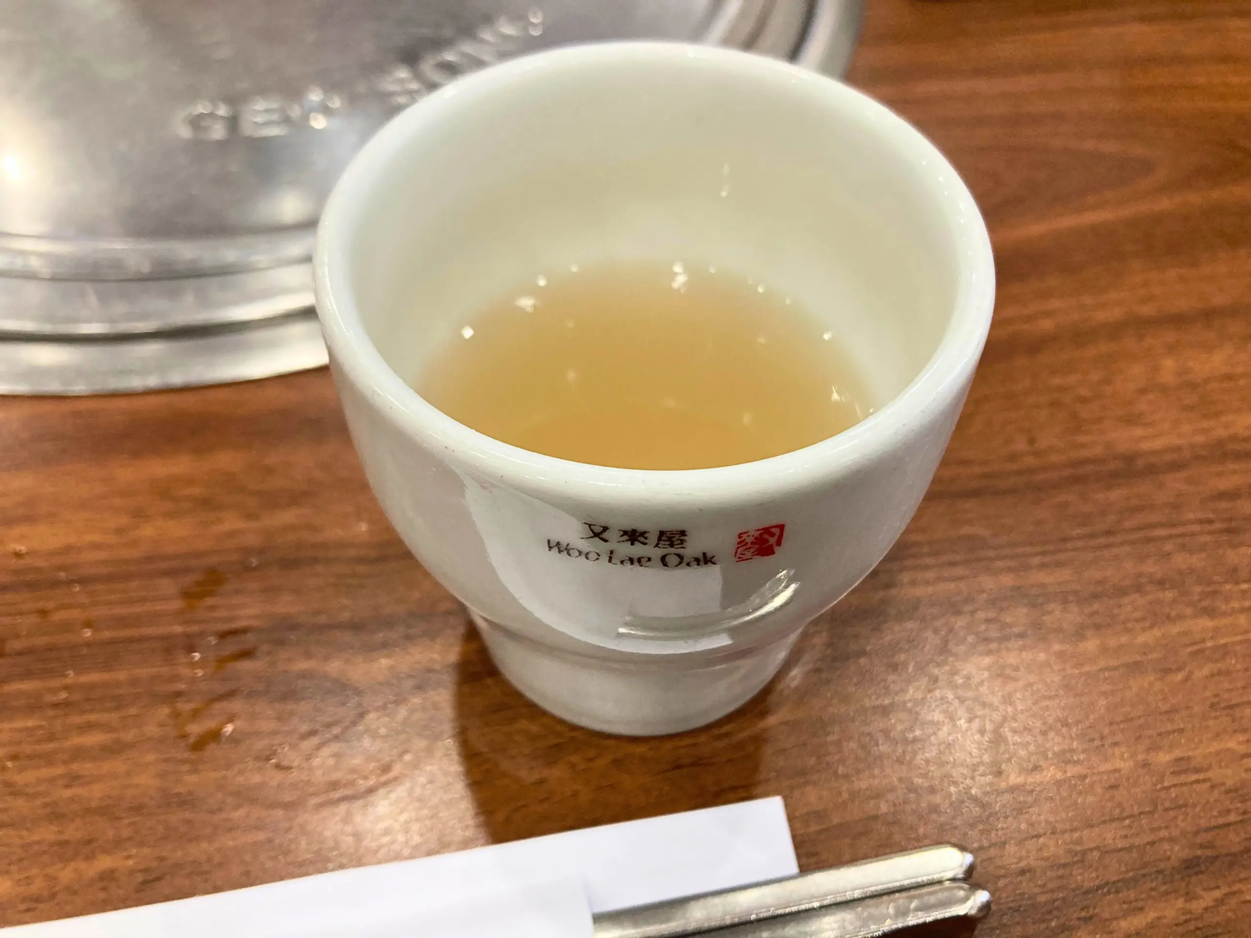 韓国ソウル・乙支路にある明洞にある冷麺の老舗又来屋（ウレオク）の食前に出される蕎麦湯